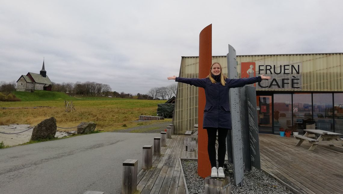 Sanna foran Fruen Cafe
