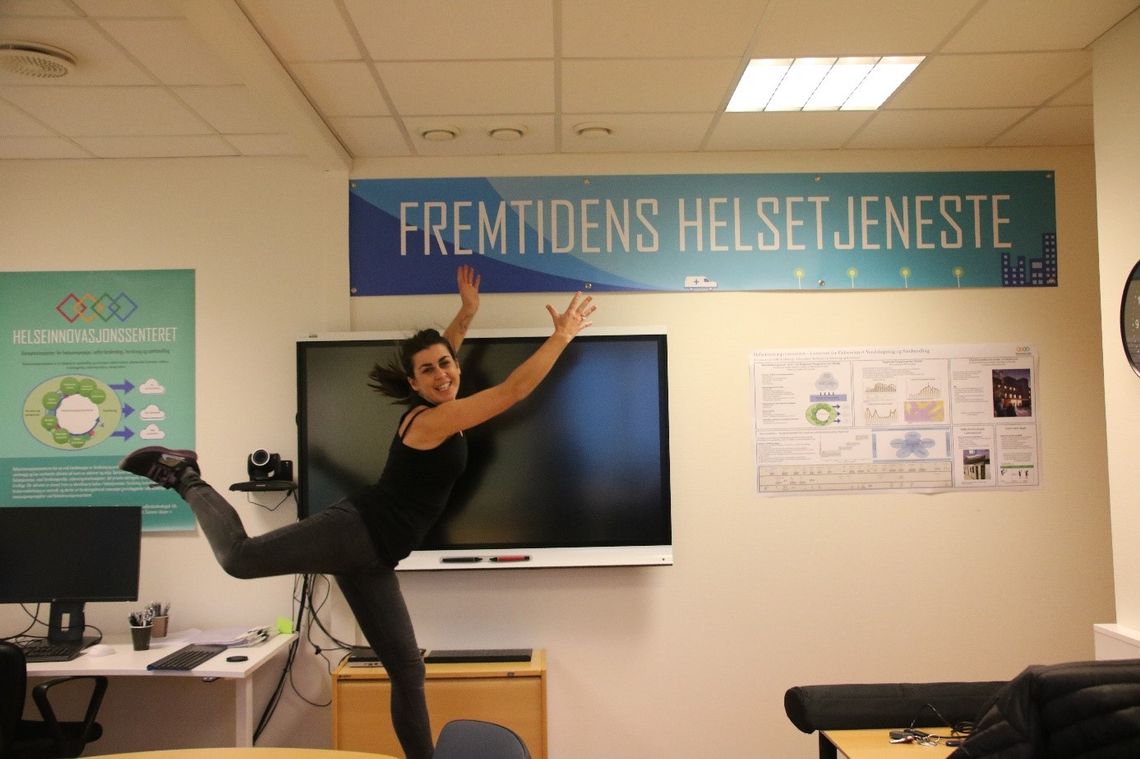 Fride viser frem plakat "fremtidens helsetjeneste"