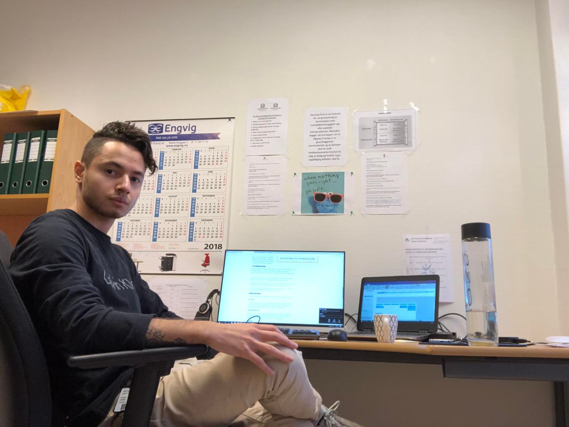 Gabriel foran sin arbeidspult