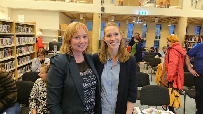 Rikke i et bibliotek