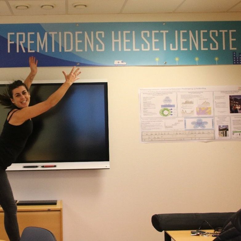 Fride viser frem plakat "fremtidens helsetjeneste" 