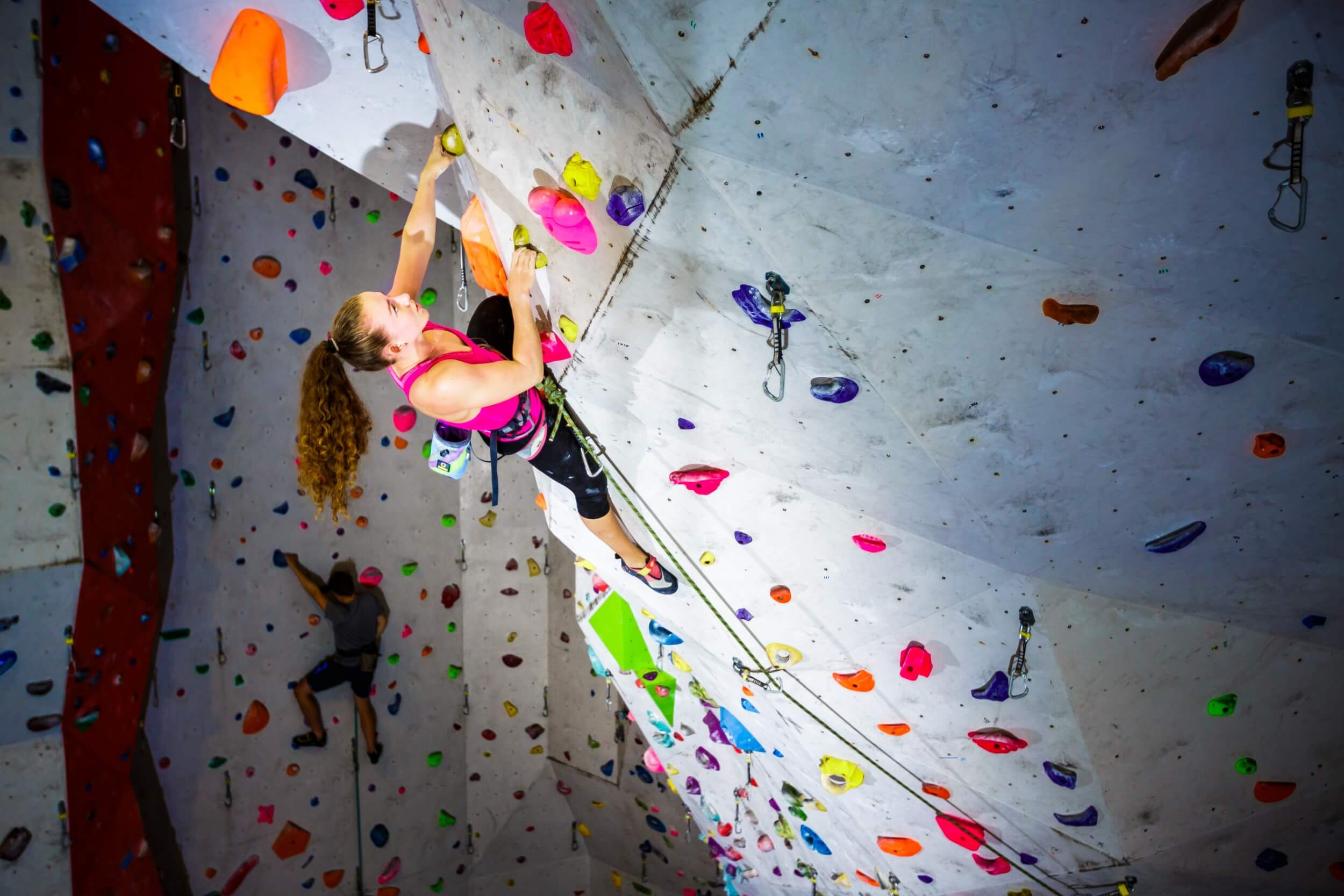 Bilde av kvinnelig trainee som klatrer i en klatrevegg