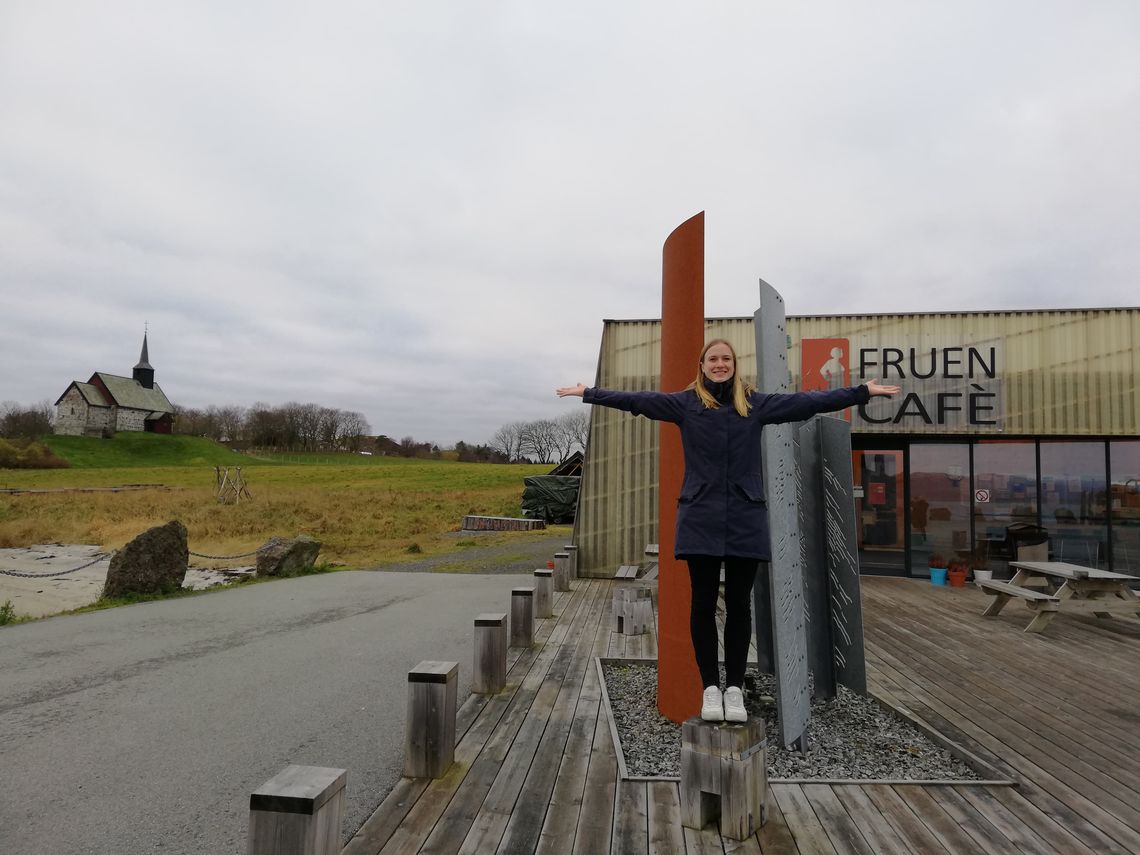 Sanna foran Fruen Cafe