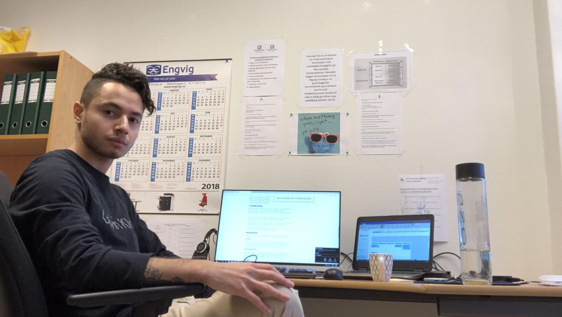Gabriel foran sin arbeidspult