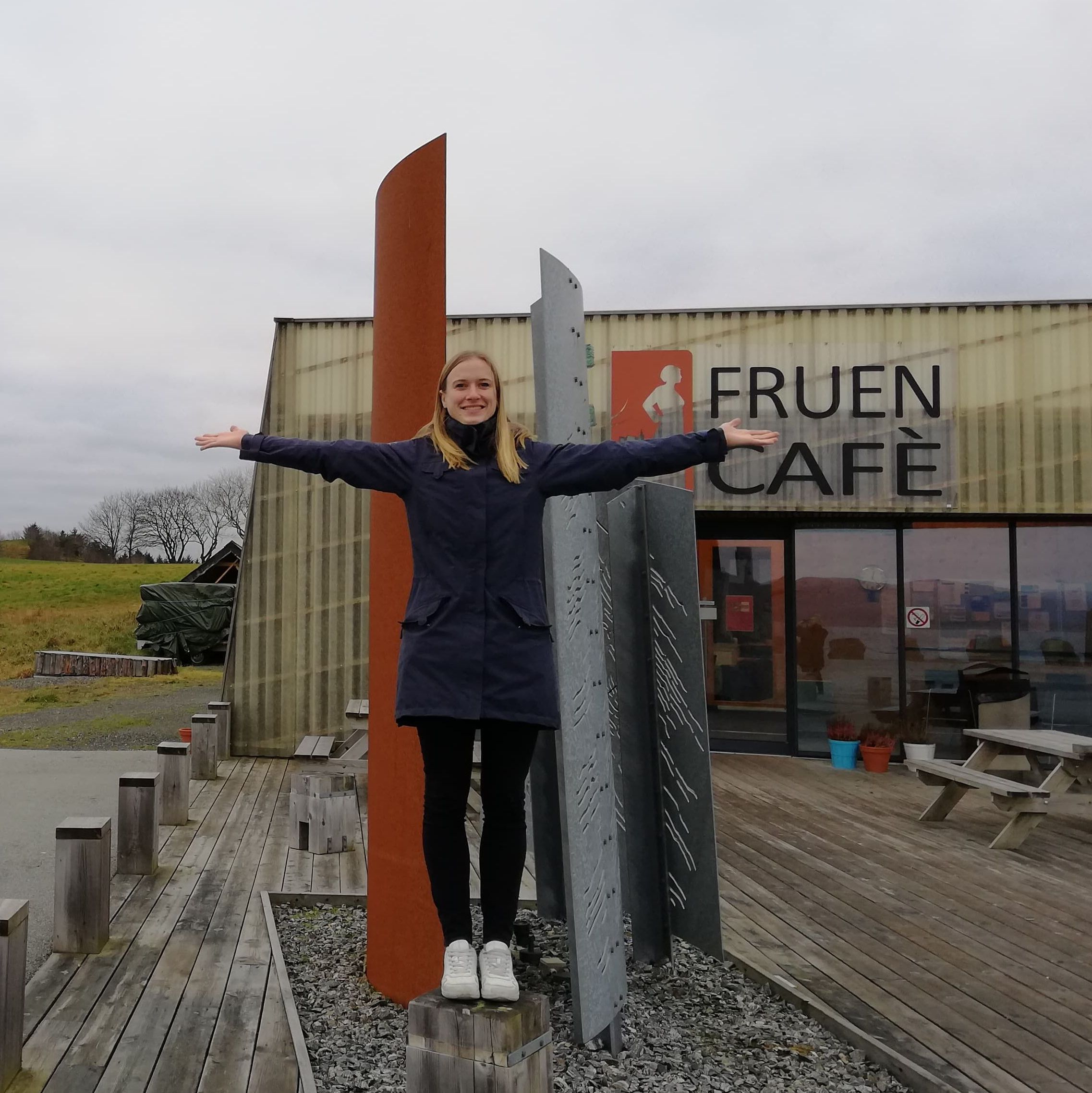 Sanna foran Fruen Cafe